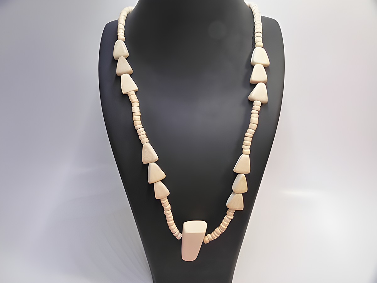 Holzkette Multiform 36 mm naturbraun 60 cm Holz Schmuck von Juwelier Harnisch, mit einem einzigartigen Muster aus dreieckigen und runden Elementen, elegant und vielseitig einsetzbar.