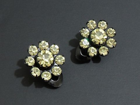 Strass Ohrclips in grazilem Design, mintgrün und schwarz, Hersteller Juwelier Harnisch, elegante Blumensilhouette mit glitzernden Steinen, ideal für festliche Anlässe.