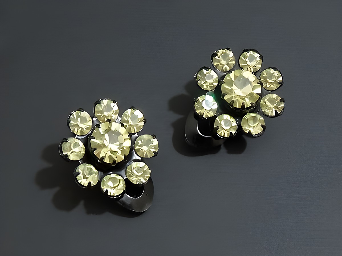 Strass Ohrclips in grazilem Design, mintgrün und schwarz, Hersteller Juwelier Harnisch, elegante Blumensilhouette mit glitzernden Steinen, ideal für festliche Anlässe.