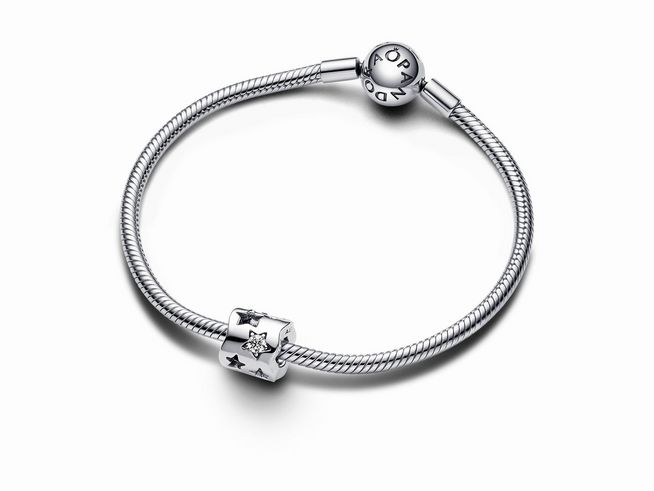 Ein stilvoller Armband von Pandora mit einem ausgestanzten charm in Form eines funkelnden Sterns aus Sterling Silber und Zirkonia. Elegant und zeitlos.