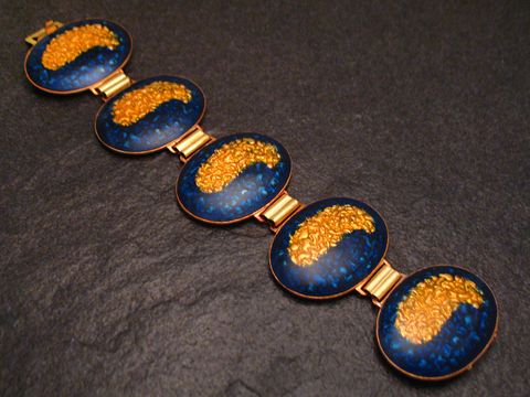 Dunkelblau-gelbes Emaille Armband 19 cm MOONLIGHT mit geschwungener Musterung, gefertigt von Juwelier Harnisch, elegant und auffällig.