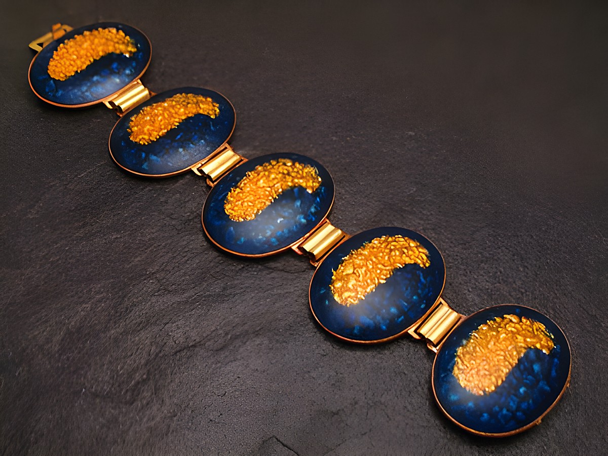 Dunkelblau-gelbes Emaille Armband 19 cm MOONLIGHT mit geschwungener Musterung, gefertigt von Juwelier Harnisch, elegant und auffällig.