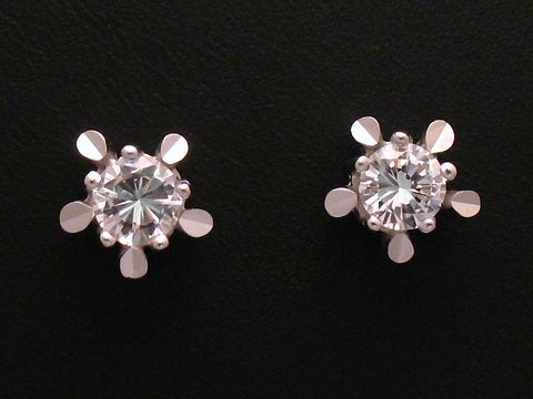 Ohrringe Zirkonia in Weißgold Ohrstecker vom Hersteller Juwelier Harnisch, elegante und funkelnde Stecker mit außergewöhnlichem Design, ideal für jeden Anlass.