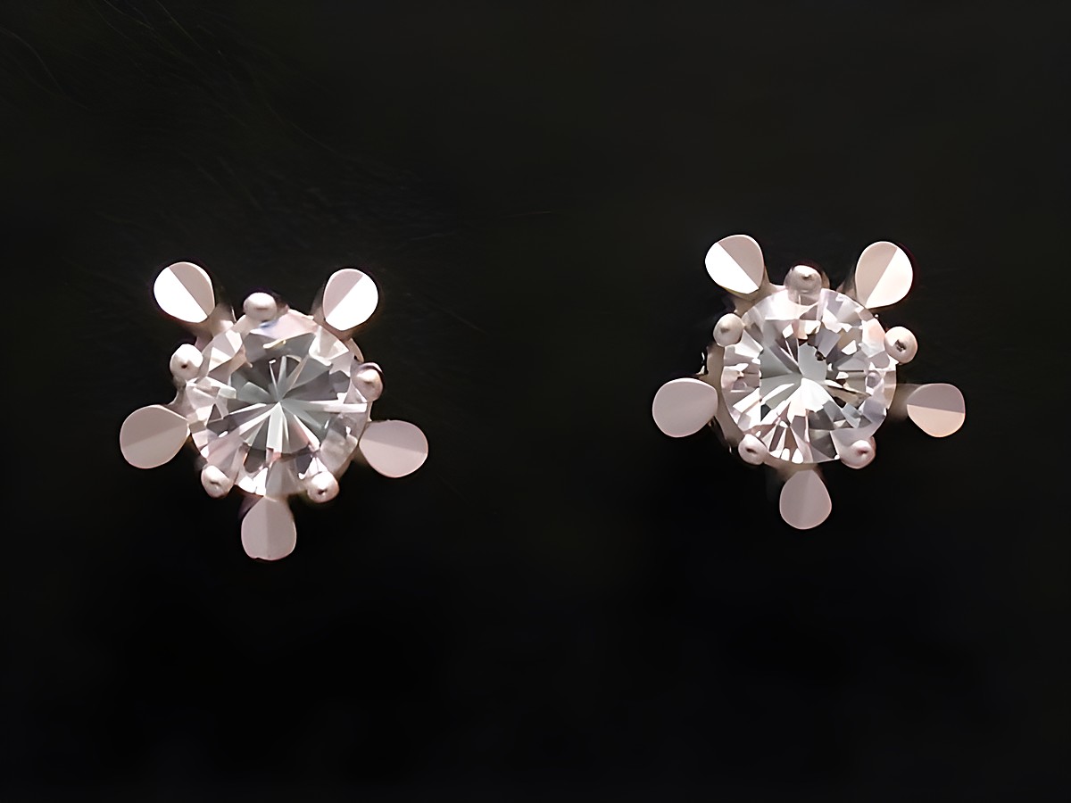 Ohrringe Zirkonia in Weißgold Ohrstecker vom Hersteller Juwelier Harnisch, elegante und funkelnde Stecker mit außergewöhnlichem Design, ideal für jeden Anlass.