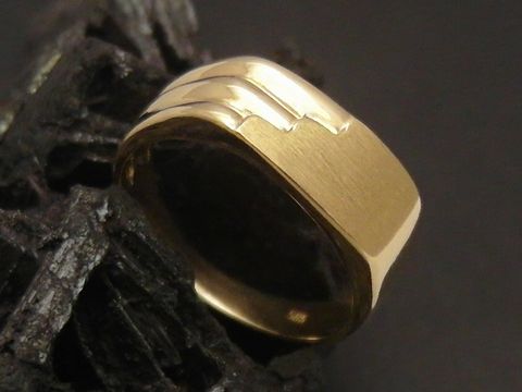 Ein moderner Goldring aus 585er Gold in Größe 57 bis 58 mit einem eleganten Design, hergestellt von Juwelier Harnisch. Ideal für jeden Anlass und stilvoll im Aussehen.