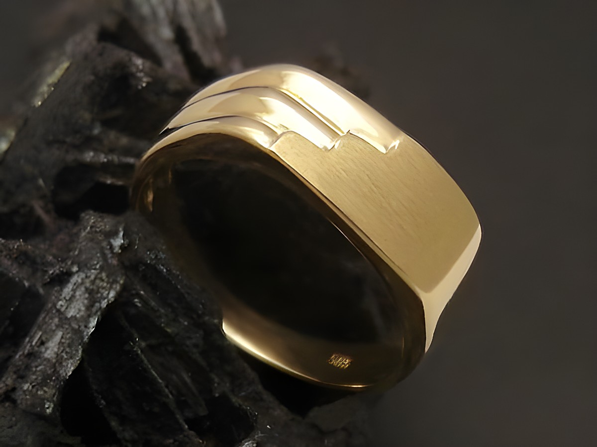 Ein moderner Goldring aus 585er Gold in Größe 57 bis 58 mit einem eleganten Design, hergestellt von Juwelier Harnisch. Ideal für jeden Anlass und stilvoll im Aussehen.
