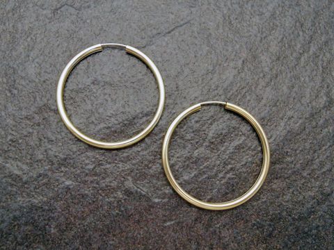 Creolen 4 cm aus Gold auf Sterling Silber, vergoldet, 2,5 mm, Hersteller Juwelier Harnisch, elegante Ohrringe in schlichtem Design.
