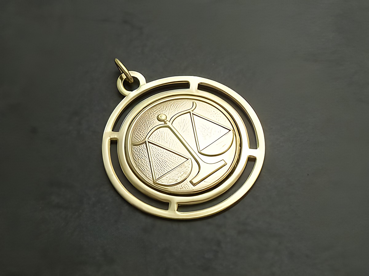 Goldfarbene, runde 3D-Platte mit dem Sternzeichen Waage, gefertigt von Juwelier Harnisch. Die Plakette zeigt eine stilisierte Waage in einem detailreichen Design.