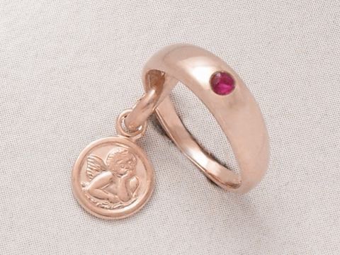 Taufring aus 925 Silber, rosé vergoldet, mit einem Rubin und einem Anhänger in Engelsform. Hersteller ist Juwelier Harnisch, ideal als Schutzengel-Geschenk.