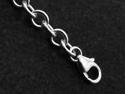 Sterling Silber 50 cm Damen und Herren Kette mit einer Breite von 5,1 mm, Hersteller Juwelier Harnisch, Ansicht des Karabinerhakens und des Gliederdesigns auf schwarzem Hintergrund.