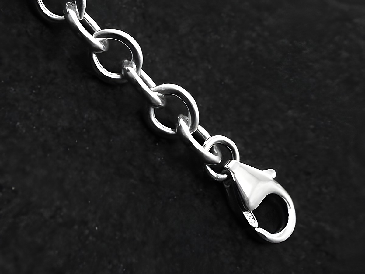 Sterling Silber 50 cm Damen und Herren Kette mit einer Breite von 5,1 mm, Hersteller Juwelier Harnisch, Ansicht des Karabinerhakens und des Gliederdesigns auf schwarzem Hintergrund.