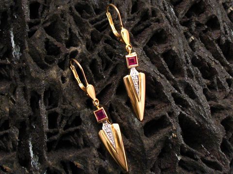 Ohrringe Gold 585 bicolor mit Diamant 0,02 ct W/Si und Rubin, Hersteller Juwelier Harnisch, elegante Ohrhänger mit Stein in formschönem Design.