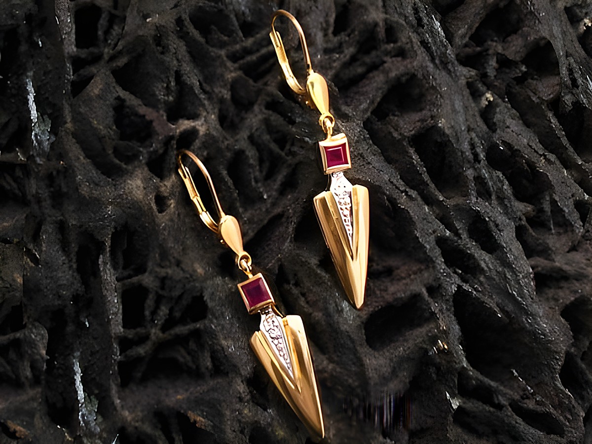 Ohrringe Gold 585 bicolor mit Diamant 0,02 ct W/Si und Rubin, Hersteller Juwelier Harnisch, elegante Ohrhänger mit Stein in formschönem Design.