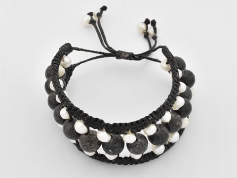 Geflochtenes Armband mit Steinperlen in Schwarz und Weiß, variabel von 16 bis 46 cm, Hersteller Juwelier Harnisch, Shamballa Armbänder.