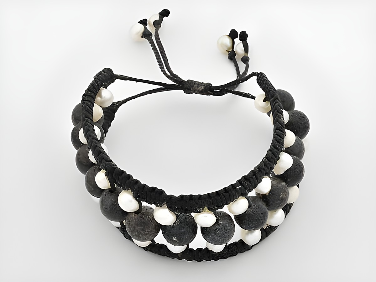 Geflochtenes Armband mit Steinperlen in Schwarz und Weiß, variabel von 16 bis 46 cm, Hersteller Juwelier Harnisch, Shamballa Armbänder.