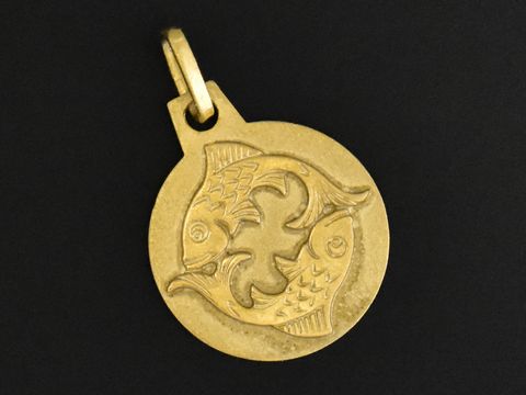 Goldanhänger in kreisförmiger Form mit eingearbeiteten Fischen, symbolisiert das Sternzeichen Fische. Durchmesser von 12 mm, Hersteller Juwelier Harnisch.