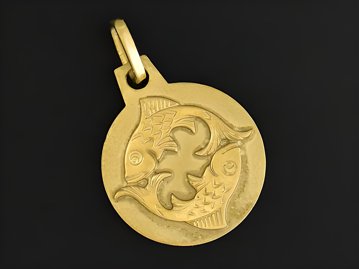 Goldanhänger in kreisförmiger Form mit eingearbeiteten Fischen, symbolisiert das Sternzeichen Fische. Durchmesser von 12 mm, Hersteller Juwelier Harnisch.