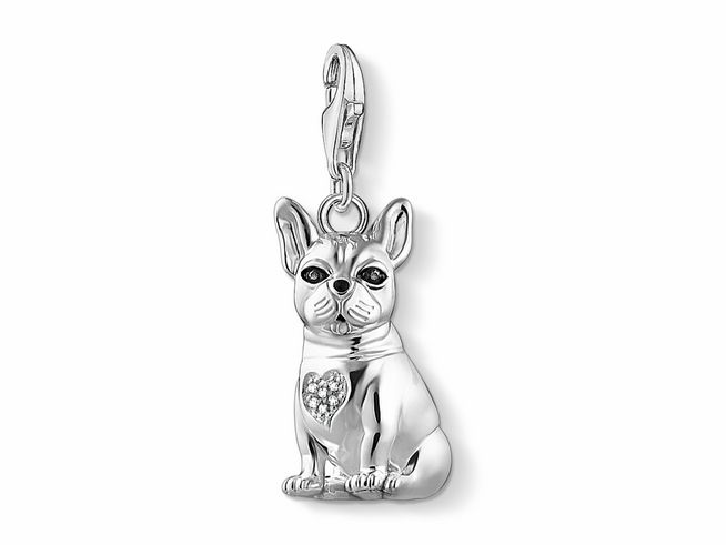 Charm Anhänger einer Bulldogge in Sterling Silber mit Kaltemail und Zirkonia, detailreiche Darstellung des Hundes mit Herzmotiv als glänzende Verzierung.