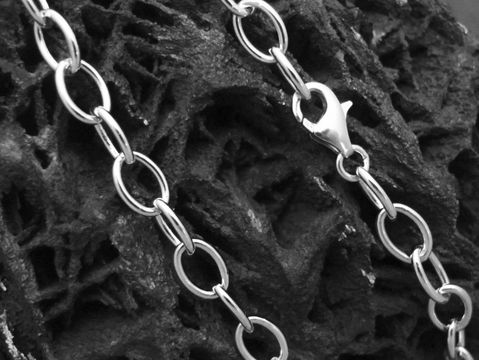 Silberkette 29 cm Rundanker mit 6,2 mm Gliedern aus Sterling Silber, gefertigt vom Juwelier Harnisch, präsentiert sich elegant und zeitlos auf einem dunklen Untergrund.