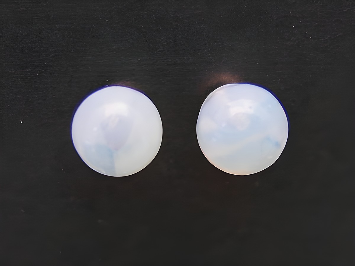 Silber Ohrringe mit blauen Achat-Kugeln, schimmernd, Durchmesser 6,5 mm, hergestellt von Juwelier Harnisch, dekorativ und elegant, ideal für jeden Anlass.