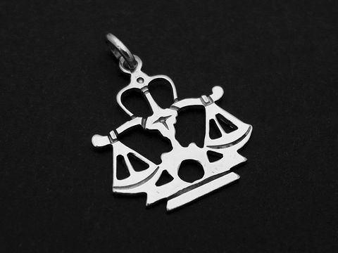 Waage 925 Sterling Silber Sternzeichen plastisch des Herstellers Juwelier Harnisch, detailreich gestalteter Anhänger in Form einer Waage. Ideal als Schmuckstück für Sternzeichenliebhaber.