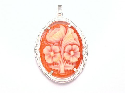 Silber Anhänger mit einer nostalgischen Gemme in Form einer Blume, Größe 35 x 21 mm, von Juwelier Harnisch, mit filigranen Details und sanften Farben.