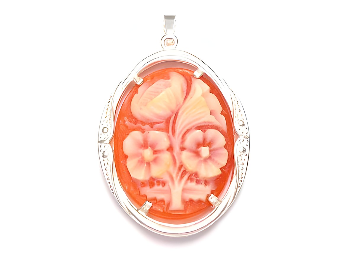 Silber Anhänger mit einer nostalgischen Gemme in Form einer Blume, Größe 35 x 21 mm, von Juwelier Harnisch, mit filigranen Details und sanften Farben.