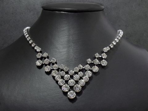 Pompöse silberfarbene Strasskette in weiß mit einer Länge von 44-47 cm, hergestellt von Juwelier Harnisch, mit glitzernden Fassungen, perfekt für elegante Anlässe.
