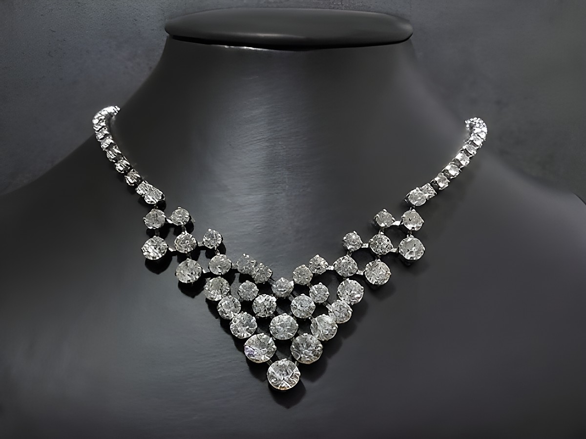 Pompöse silberfarbene Strasskette in weiß mit einer Länge von 44-47 cm, hergestellt von Juwelier Harnisch, mit glitzernden Fassungen, perfekt für elegante Anlässe.