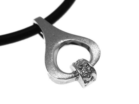 Der Goldanhänger aus Weißgold 585 besitzt tropfenförmiges Design mit funkelnden Diamanten, gefertigt vom Juwelier Harnisch, ideal für elegante Schmuckliebhaber.