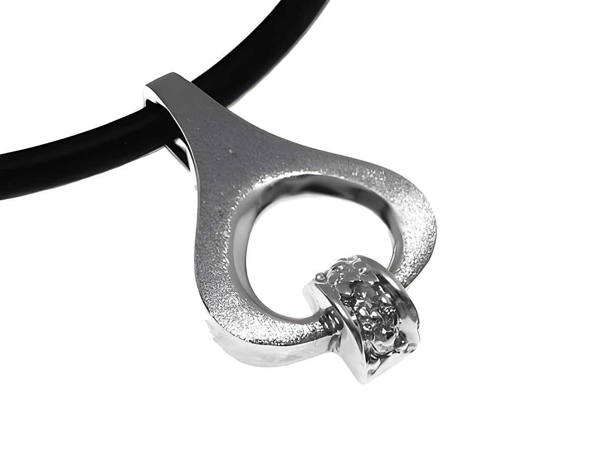 Der Goldanhänger aus Weißgold 585 besitzt tropfenförmiges Design mit funkelnden Diamanten, gefertigt vom Juwelier Harnisch, ideal für elegante Schmuckliebhaber.