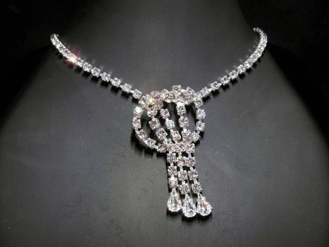 Impressive Strasskette in Weiß mit einem silberfarbenen Design von Juwelier Harnisch, Länge von 43 bis 49,5 cm, verziert mit funkelndem Strassschmuck.