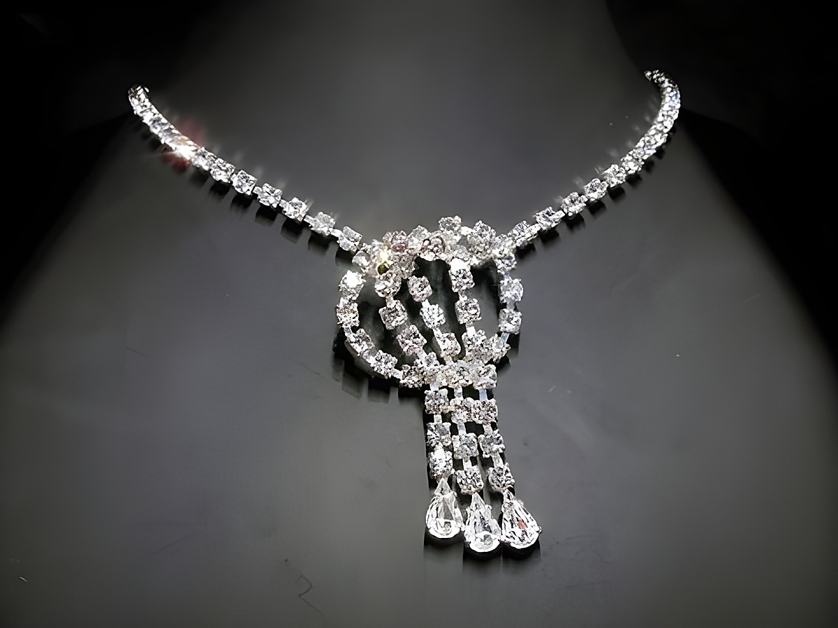 Impressive Strasskette in Weiß mit einem silberfarbenen Design von Juwelier Harnisch, Länge von 43 bis 49,5 cm, verziert mit funkelndem Strassschmuck.