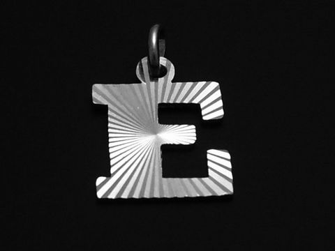 Sterling Silber Buchstabenanhänger mit Initiale E und Diamantschliff von Juwelier Harnisch, kunstvoll gestaltet mit strahlendem Muster.