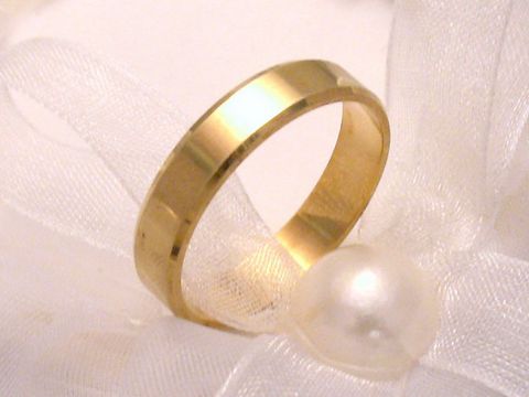 Trauring Ehering NEW CHARMING in Gold 585, Größe 56/17,8, gefertigt von Juwelier Harnisch, glänzende Oberfläche auf zarter Dekoration mit einer Perle.