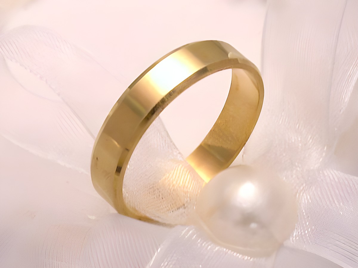 Trauring Ehering NEW CHARMING in Gold 585, Größe 56/17,8, gefertigt von Juwelier Harnisch, glänzende Oberfläche auf zarter Dekoration mit einer Perle.