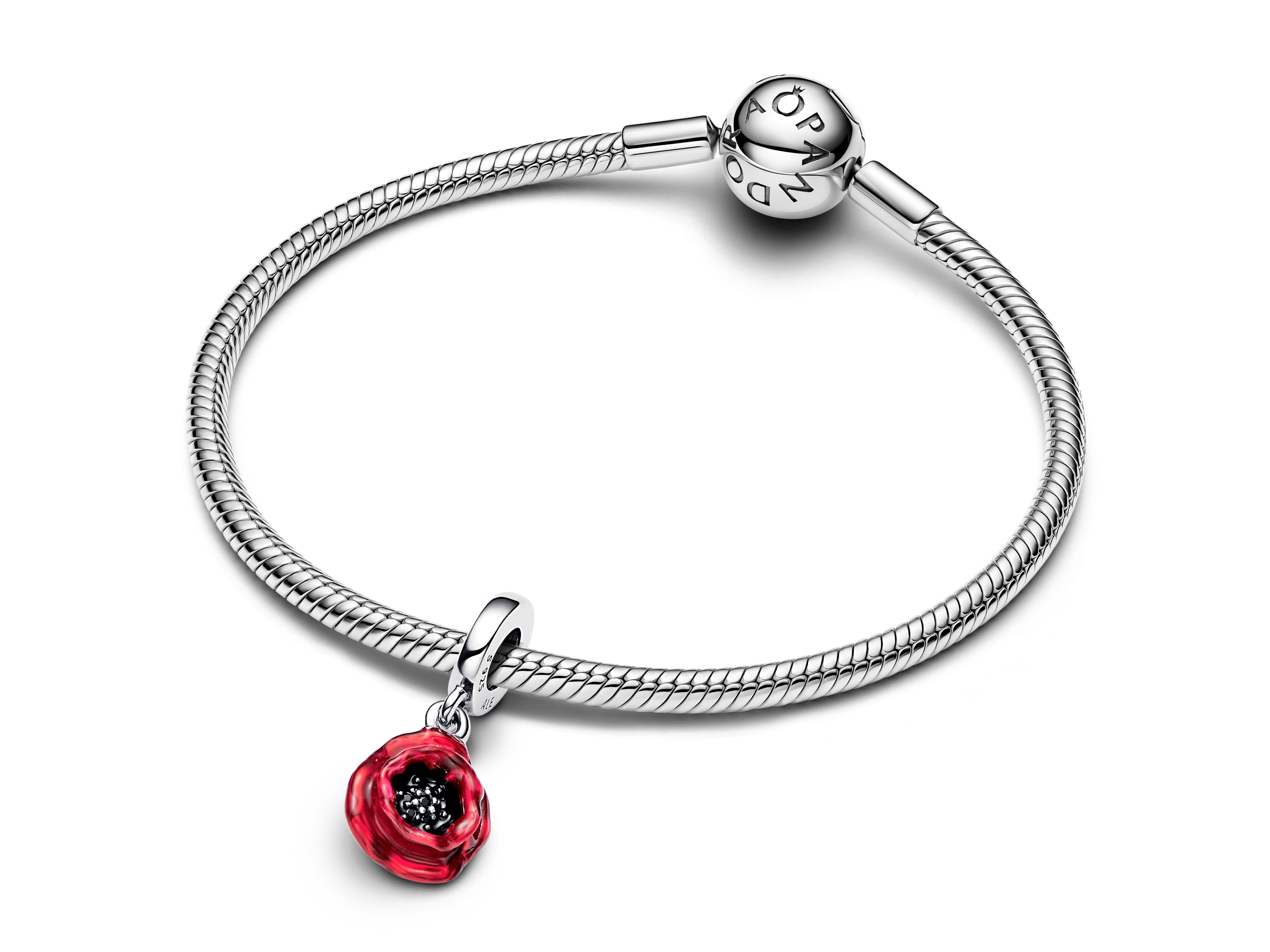 Sterling Silber Armband mit einem roten Blüten-Charm von Pandora, detailreich gestaltet mit schwarzen Akzenten, bietet eleganten Schmuck für besondere Anlässe und tägliche Eleganz.