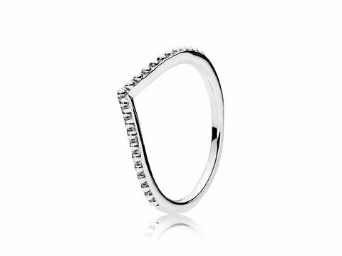 Perlenförmiger Wunschring aus Silber von Pandora in Größe 48. Der Ring hat eine elegante Form und zarte Perlendetails entlang der oberen Kante, ideal für besondere Anlässe.
