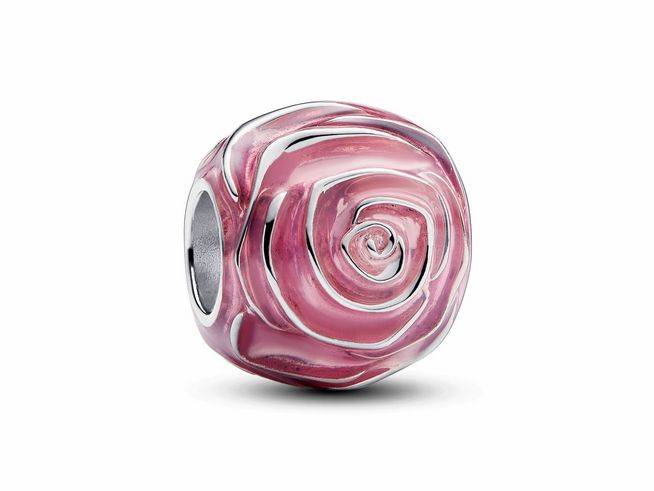 Eine rosafarbene, blühende Rose aus Silber und Pink Emaille, geformt als Charm von Pandora, mit detaillierten Rosenblüten und glänzender Oberfläche, ideal für Schmuckliebhaber.