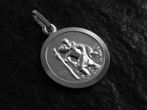 Christophorus Anhänger aus 925 Silber mit rhodiniertem Finish, zeigt den Schutzpatron Christophorus. Hergestellt von Juwelier Harnisch, zeitloses Design für Schutz und Begleitung.