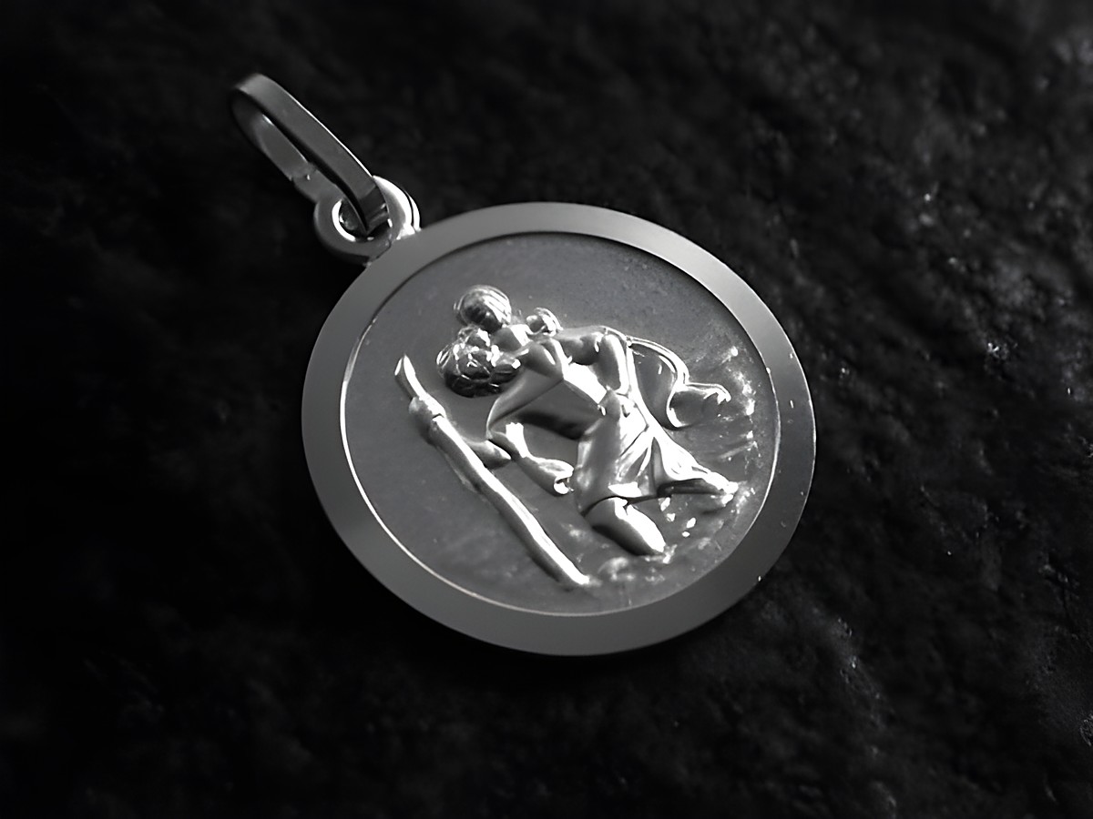 Christophorus Anhänger aus 925 Silber mit rhodiniertem Finish, zeigt den Schutzpatron Christophorus. Hergestellt von Juwelier Harnisch, zeitloses Design für Schutz und Begleitung.