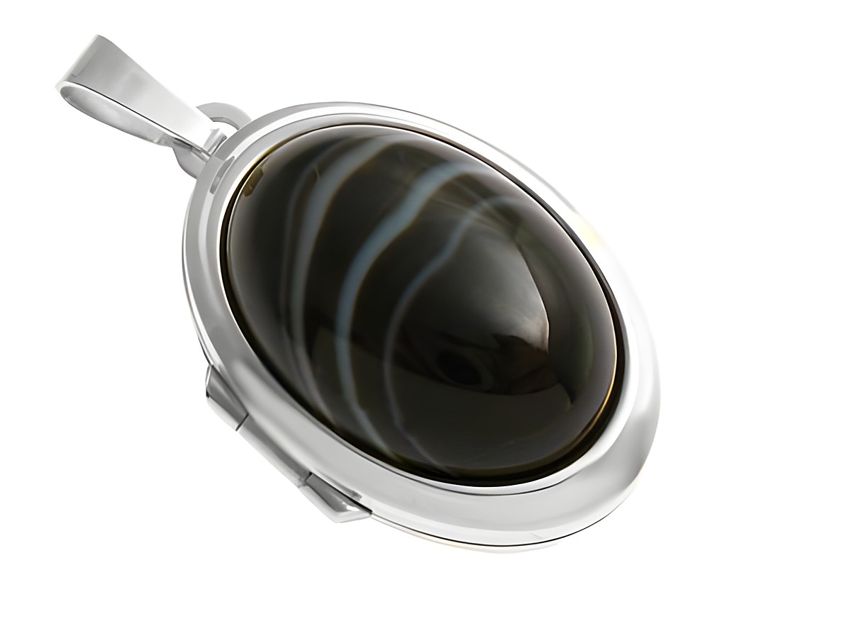 Schwarzer Sardonyx Cabochon in ovaler Form, eingefasst in einem eleganten Sterling Silber Medaillon, hergestellt von Juwelier Harnisch. Ideal als edles Schmuckstück.