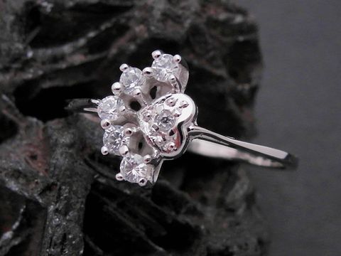 Weißgold Ring in Herzform mit Zirkonia, Gold 333, gefertigt von Juwelier Harnisch, Größe 57 bis 58, ideal für romantische Anlässe.