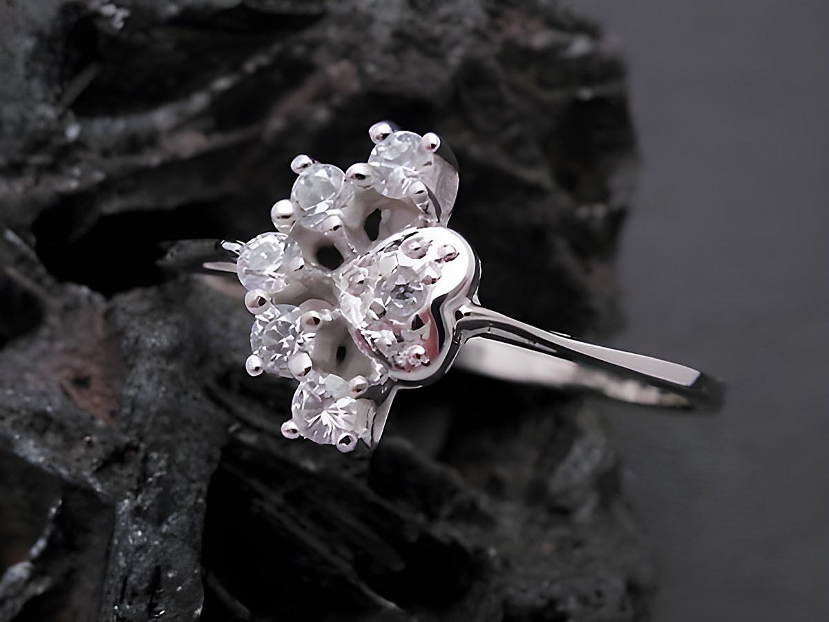 Weißgold Ring in Herzform mit Zirkonia, Gold 333, gefertigt von Juwelier Harnisch, Größe 57 bis 58, ideal für romantische Anlässe.