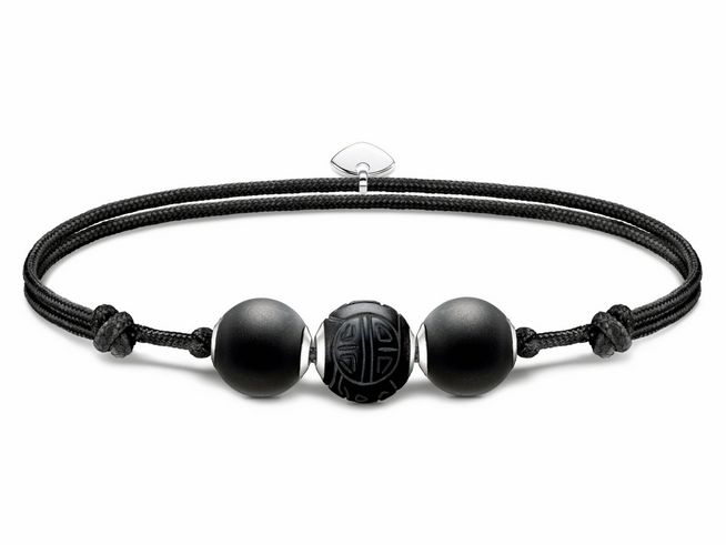 Dunkles Textilarmband von Thomas Sabo mit Karma Beads aus Obsidian in Schwarz und silbernen Akzenten, verstellbar bis 22 cm, elegantes und modernes Design.