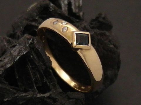 Bezaubernder Goldring aus Gold 585 mit Brillanten und einem eleganten Safir. Größe 55,5, Hersteller Juwelier Harnisch, geeignet bis Größe 56/18.