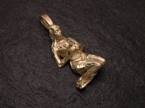 Jungfrau Anhänger aus Silber vergoldet mit Diamantschliff, darstellt eine elegante Figur in detailreicher Ausarbeitung, Hersteller Juwelier Harnisch, ideal für stilvolle Akzente.