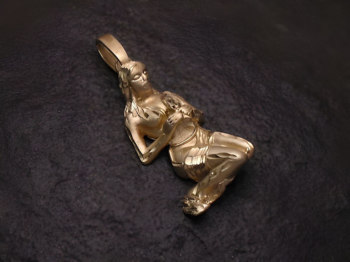 Jungfrau Anhänger aus Silber vergoldet mit Diamantschliff, darstellt eine elegante Figur in detailreicher Ausarbeitung, Hersteller Juwelier Harnisch, ideal für stilvolle Akzente.