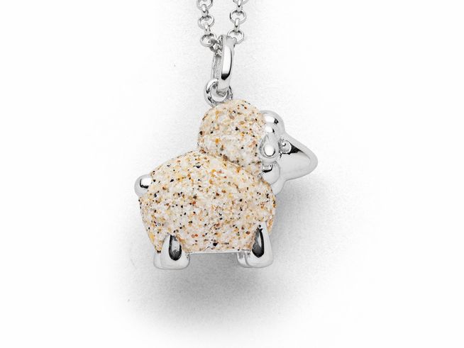 Schaf Anhänger aus rhodiniertem Sterling Silber mit Strandsand, formschön und detailreich gestaltet, ideal als modisches Accessoire für den Alltag.