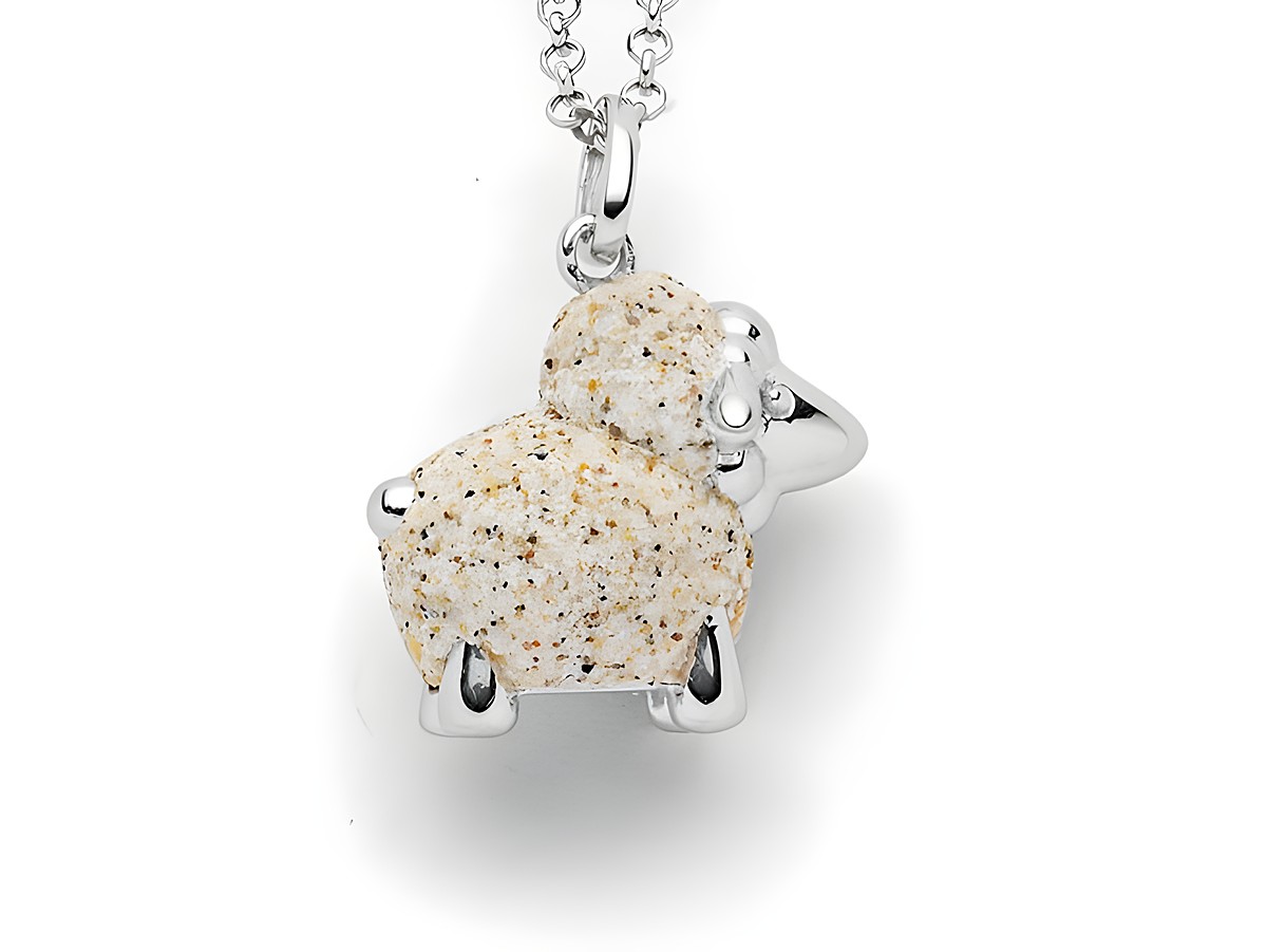 Schaf Anhänger aus rhodiniertem Sterling Silber mit Strandsand, formschön und detailreich gestaltet, ideal als modisches Accessoire für den Alltag.